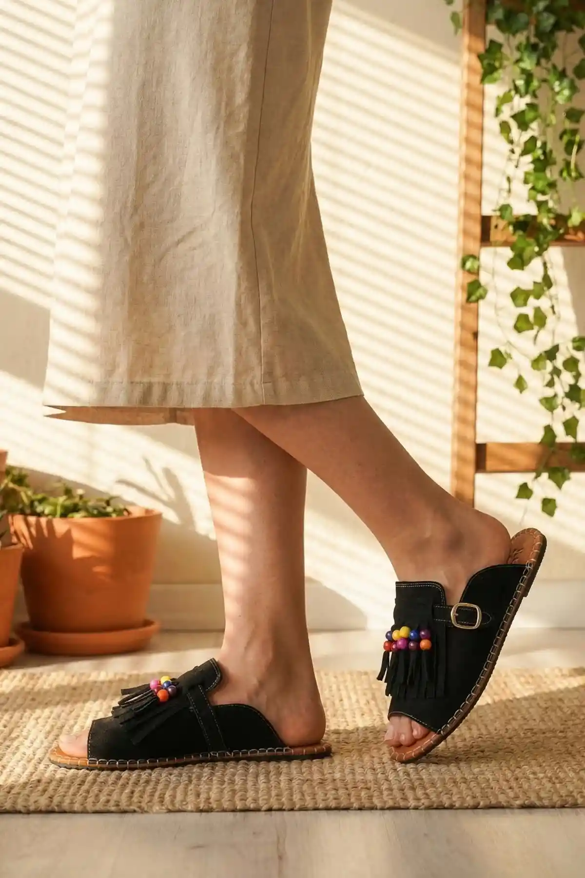 Siyah Süet Kadın Boncuklu Püsküllü Terlik