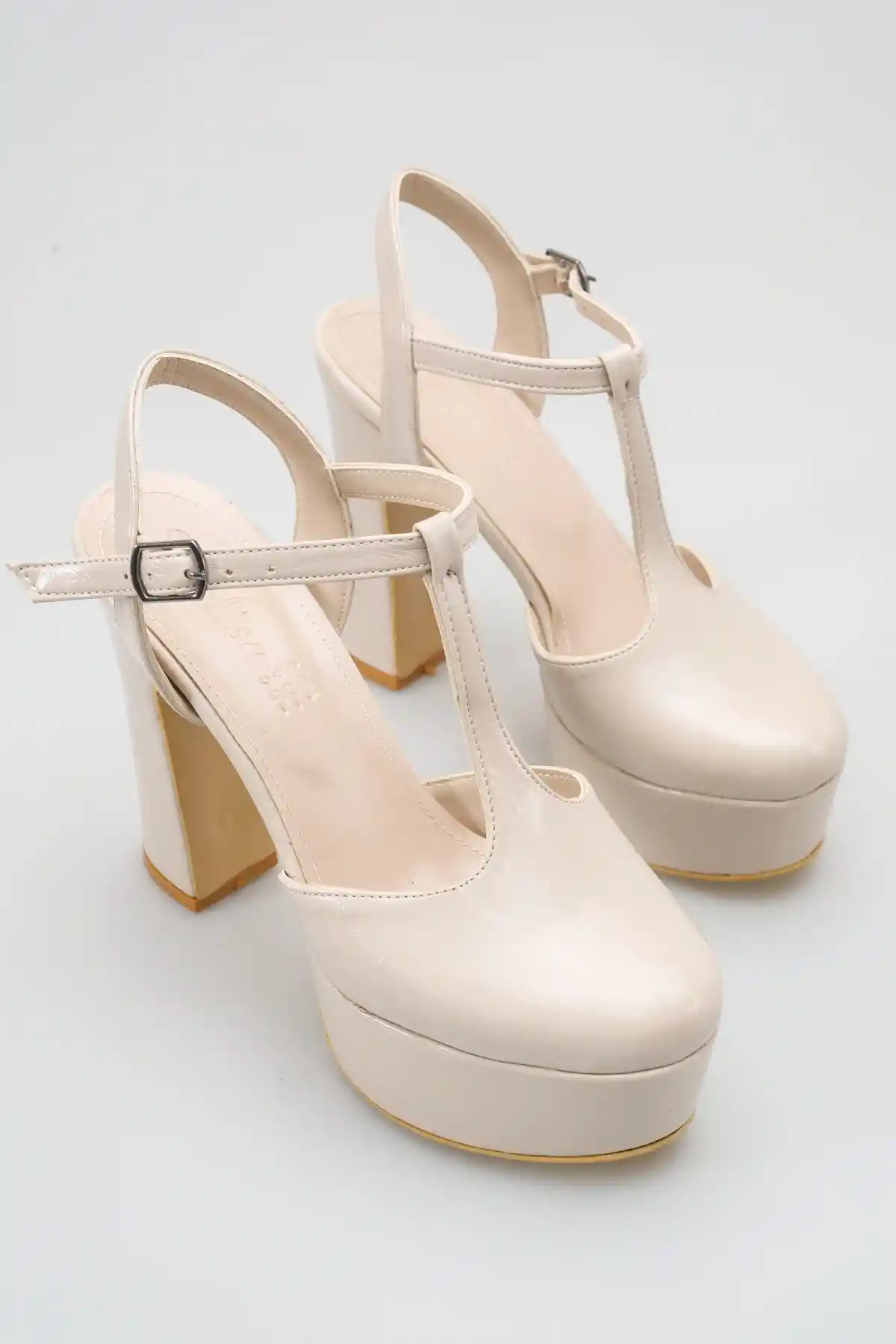 Beyaz Cilt Kadın Uzun Topuklu Ayakkabı