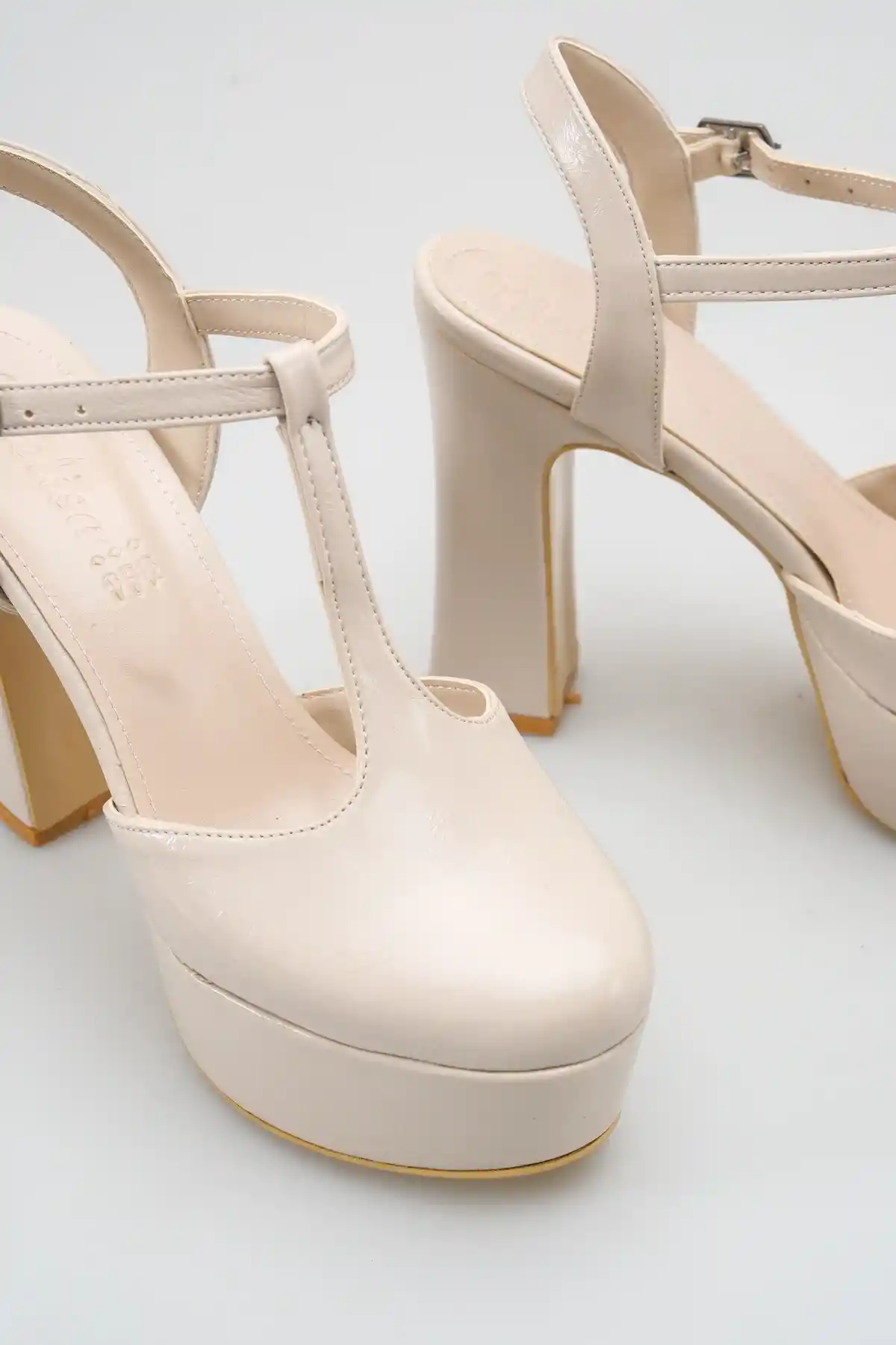 Beyaz Cilt Kadın Uzun Topuklu Ayakkabı