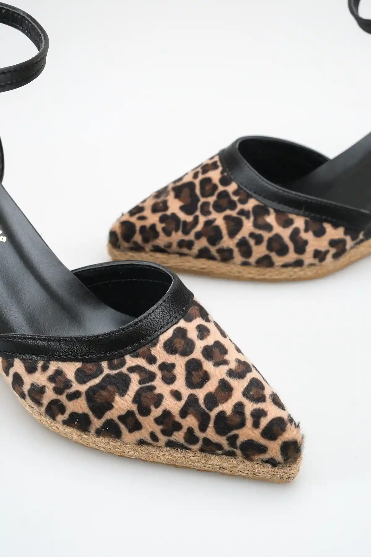Leopar Siyah Cilt Kadın Sivri Burun Dolgu Topuklu Sandalet