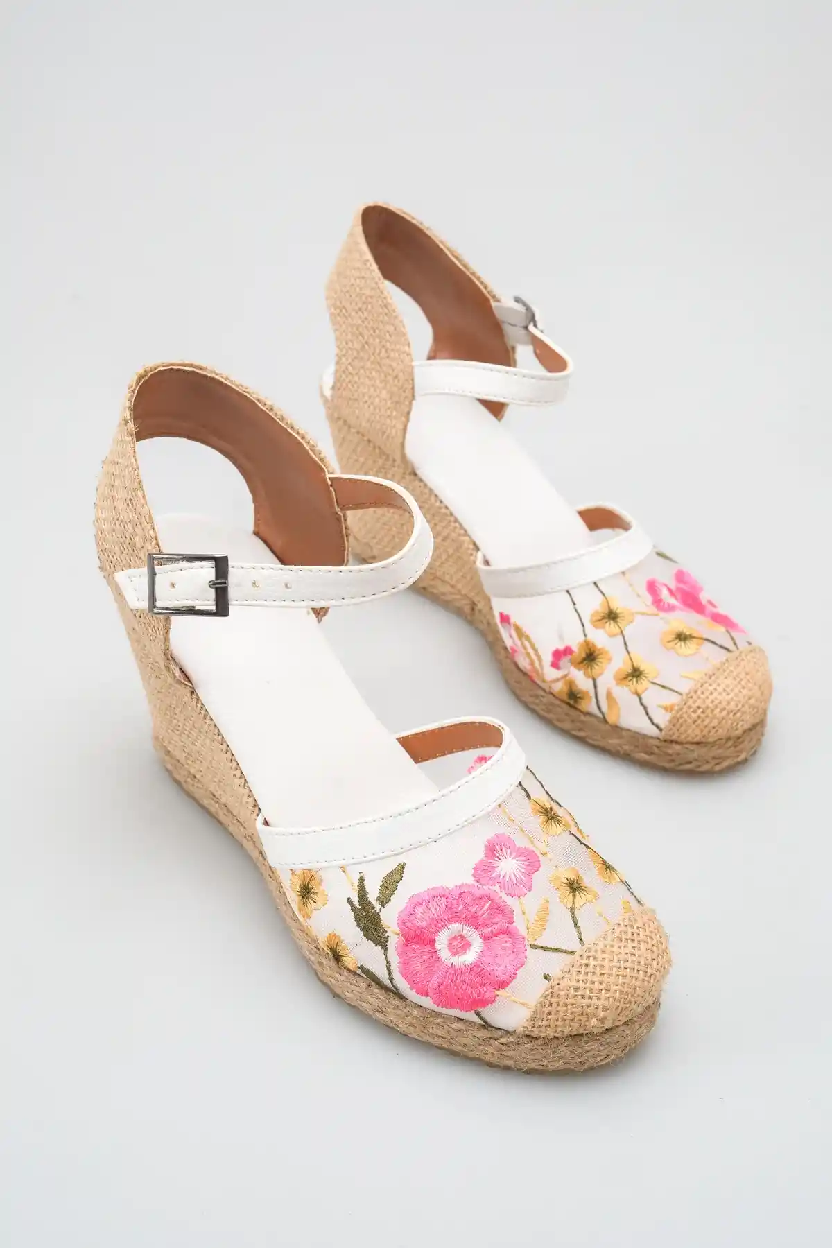 Papatya Nakış Beyaz Cilt Kadın Dolgu Topuklu Ayakkabı