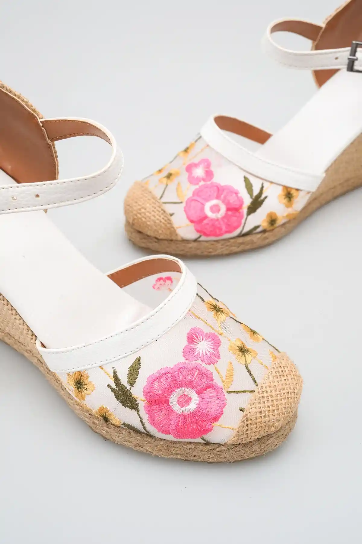 Papatya Nakış Beyaz Cilt Kadın Dolgu Topuklu Ayakkabı