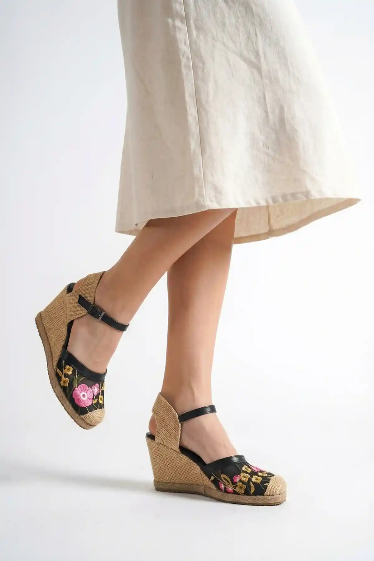 Papatya Nakış Siyah Cilt Kadın Dolgu Topuklu Ayakkabı