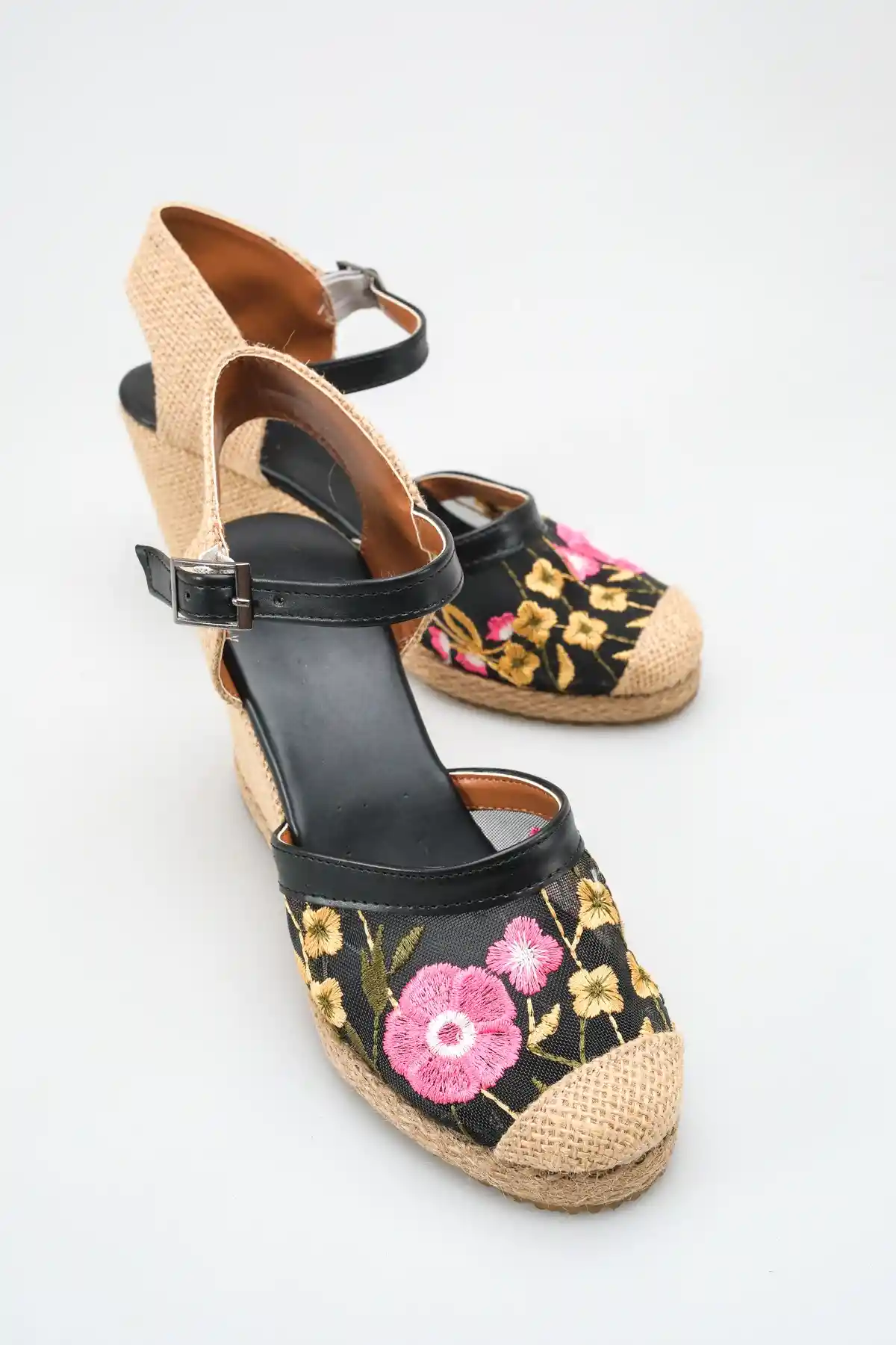 Papatya Nakış Siyah Cilt Kadın Dolgu Topuklu Ayakkabı