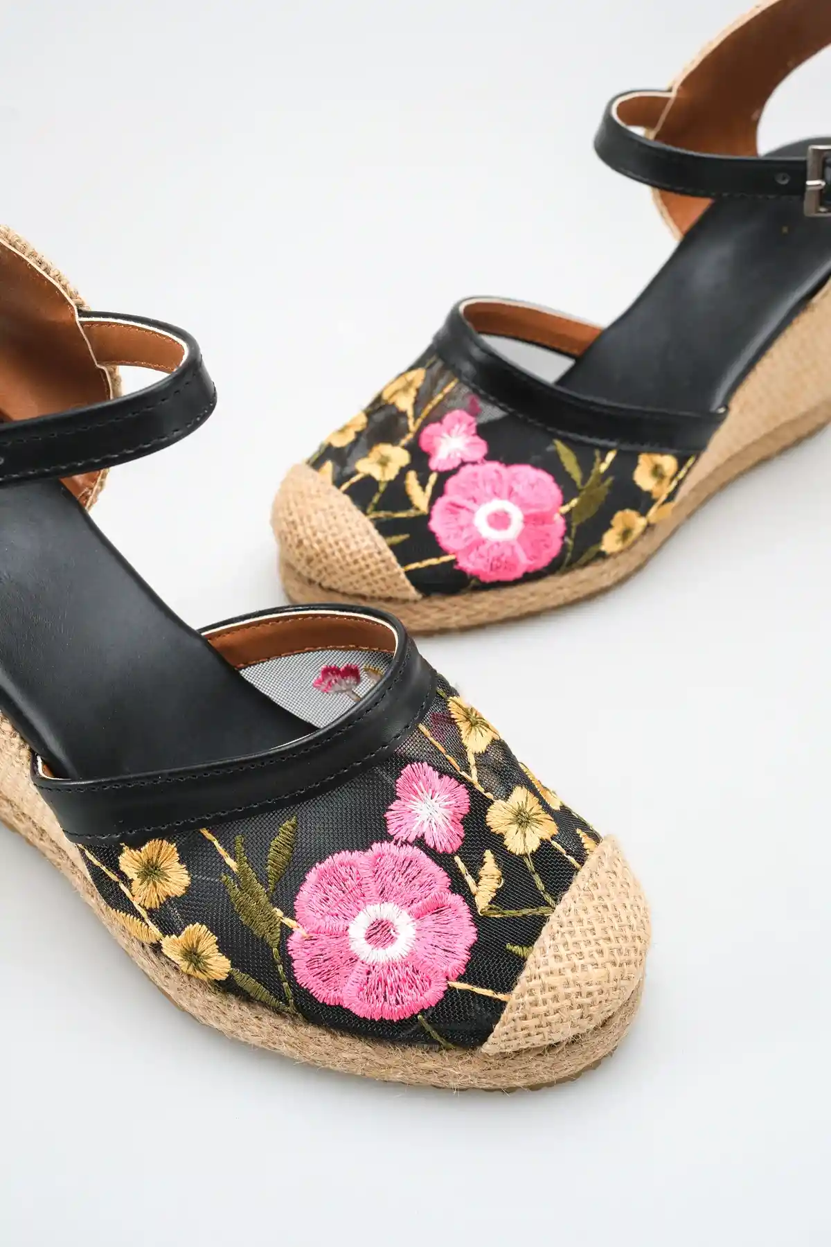 Papatya Nakış Siyah Cilt Kadın Dolgu Topuklu Ayakkabı