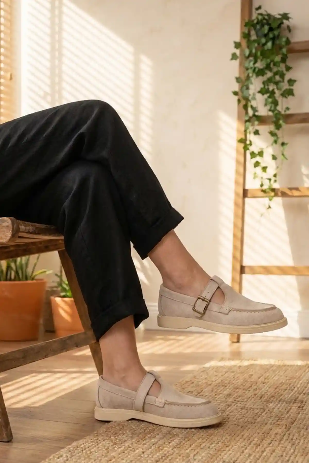 Bej Süet Kadın Kemerli Loafer Ayakkabı