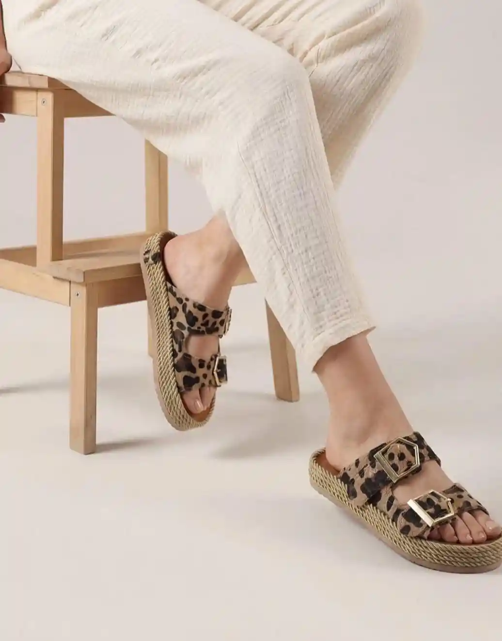 Leopar Kadın Çift Tokalı Hasır Taban Yazlık Terlik