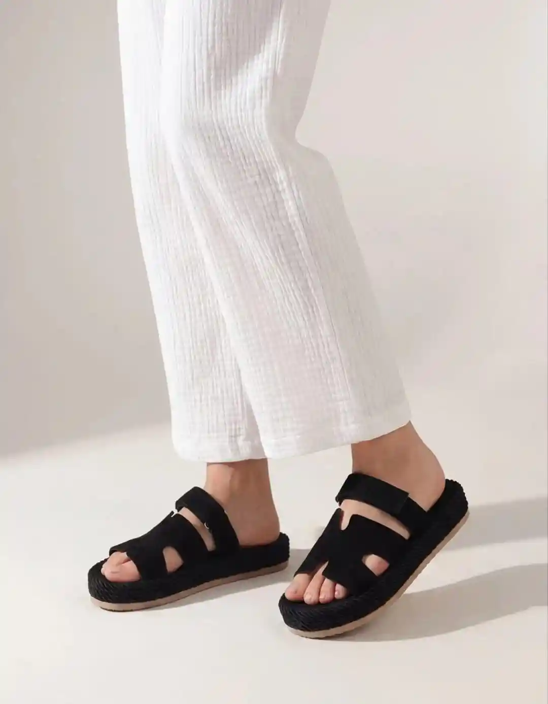 Siyah Süet Kadın Cırtlı Bantlı Günlük Terlik