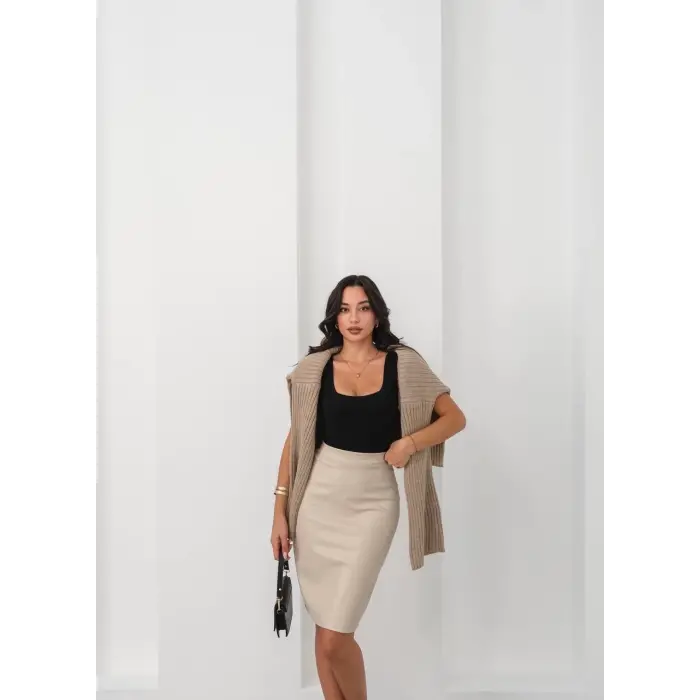 Arkadan yırtmaçlı kalem etek bej