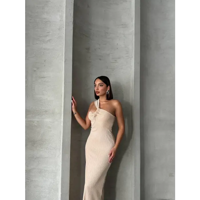 Tek omuz pliseli elbise