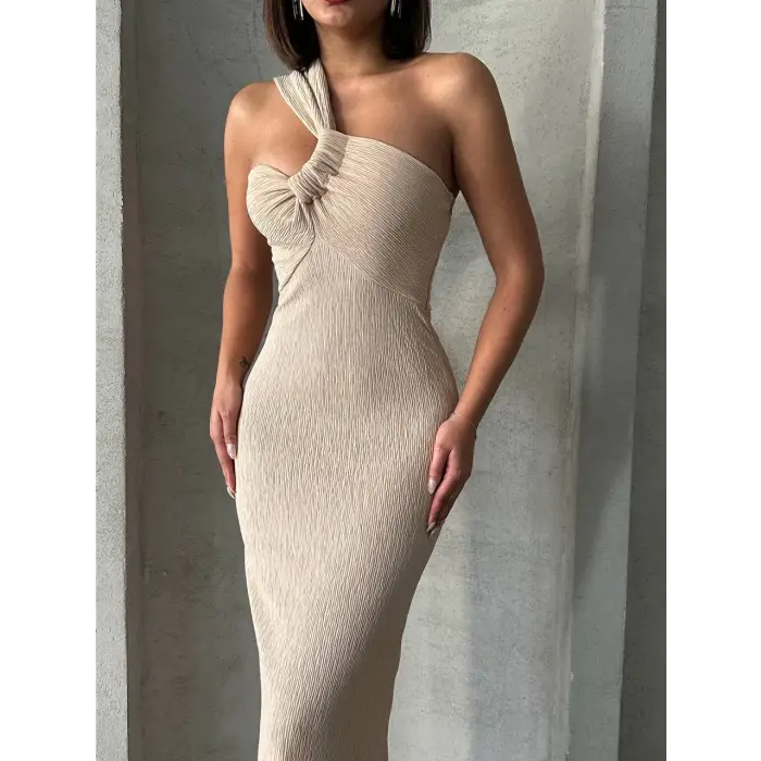 Tek omuz pliseli elbise