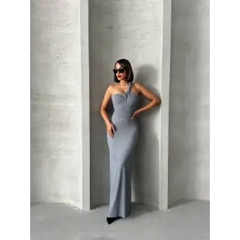 Tek omuz pliseli elbise