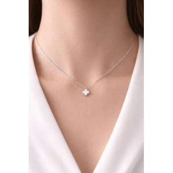 Beyaz Yonca Figürlü Çelik Kolye MODEL 17 – Kararmaz, Paslanmaz, Minimal & Şık Kadın Kolyesi