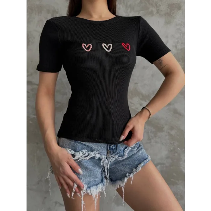 Üçlü kalp nakışlı bluz