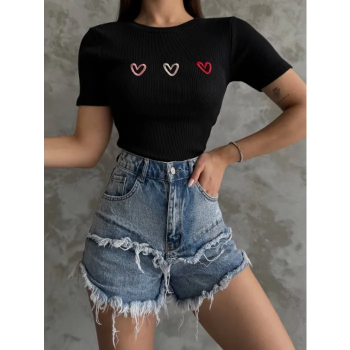 Üçlü kalp nakışlı bluz