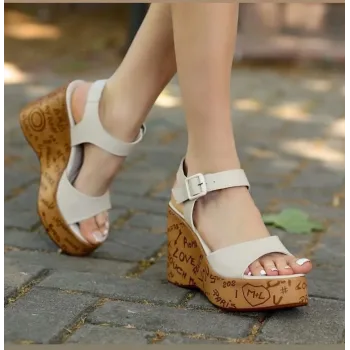 Riboy Bej Cilt Dolgu Topuk Sandalet