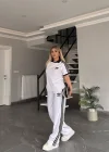 Beyaz Şerit Detaylı Premium Eşofman Takımı – Rahat Kalıp, Günlük Şık Spor Kombin