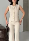 Zarif Krem Takım – Modern Kesim Yelek & İspanyol Paça Pantolon Kombin