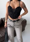 Siyah Dantel Detaylı Bağcıklı Crop Büstiyer – Şık ve Çekici Tasarım