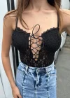 Siyah Dantel Bağcıklı Kadın Body – Göğüs Dekolteli Şık ve İddialı Tasarım