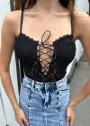 Siyah Dantel Bağcıklı Kadın Body – Göğüs Dekolteli Şık ve İddialı Tasarım