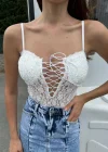 Beyaz Dantel Bağcıklı Kadın Body – Göğüs Dekolteli Şık ve İddialı Tasarım