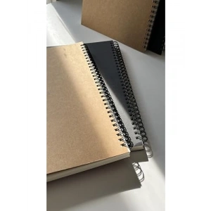 B5 Boyutunda Siyah Kapaklı Spiralli Defter - 100 Yaprak Kareli