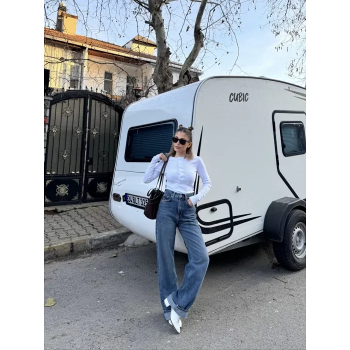 Arnay Uzun Patlı 6 Düğme Detaylı Uzun Kollu Crop Badi - Beyaz