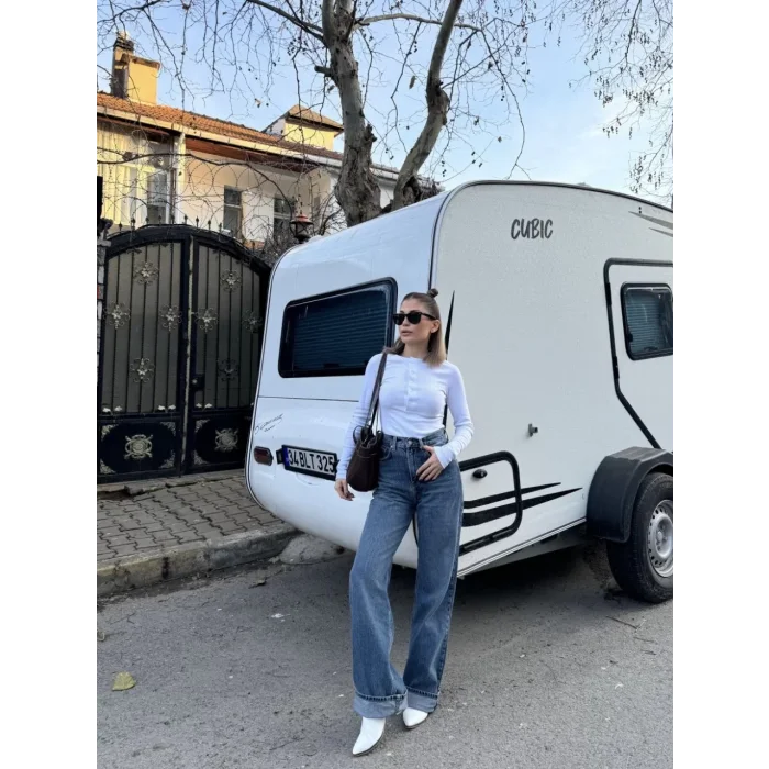 Arnay Uzun Patlı 6 Düğme Detaylı Uzun Kollu Crop Badi - Beyaz