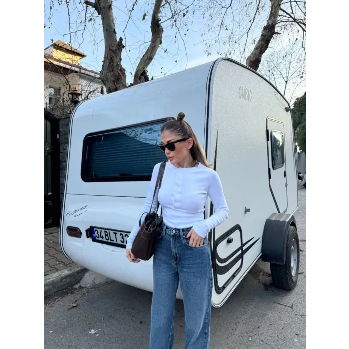 Arnay Uzun Patlı 6 Düğme Detaylı Uzun Kollu Crop Badi - Beyaz