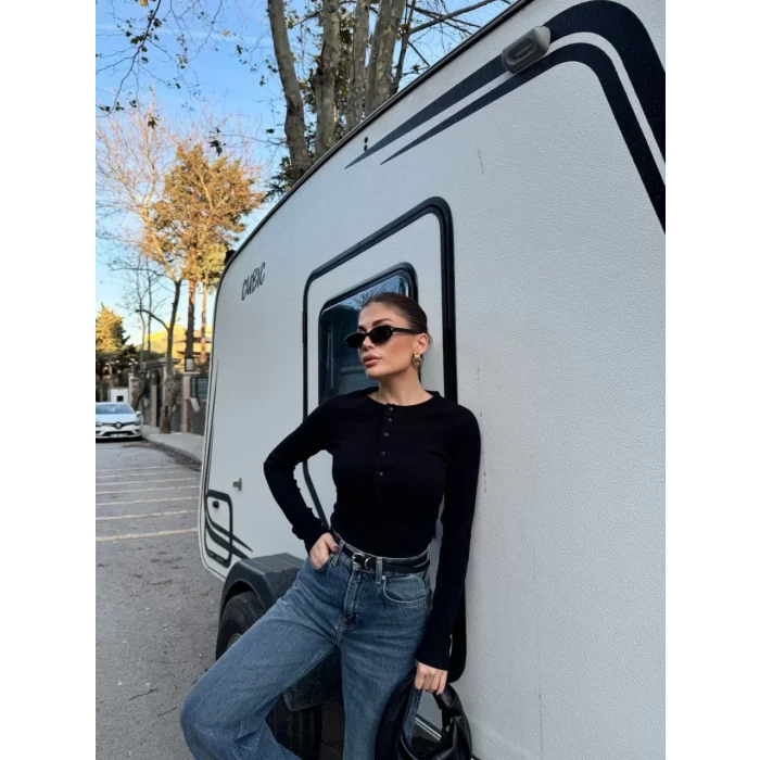 Arnay Uzun Patlı 6 Düğme Detaylı Uzun Kollu Crop Badi - Siyah