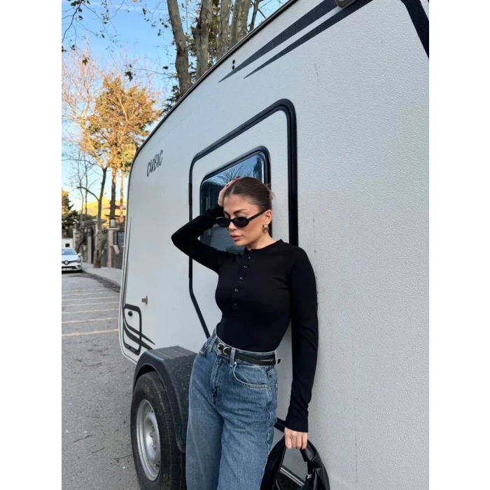 Arnay Uzun Patlı 6 Düğme Detaylı Uzun Kollu Crop Badi - Siyah