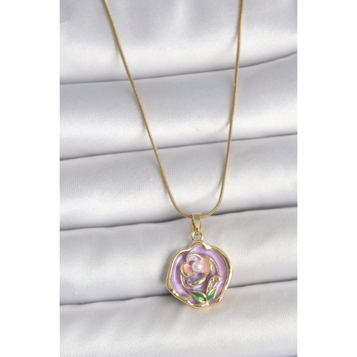 316L Çelik Gold Renk Zincir Mor Renkli Çiçek İşlemeli İnci Detay Portre Model Kadın Kolye