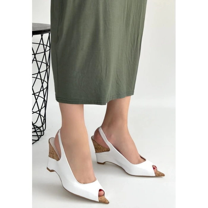 Nemba Beyaz Rugan Dolgu Topuk Ayakkabı