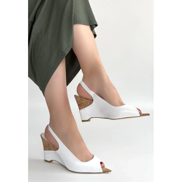 Nemba Beyaz Rugan Dolgu Topuk Ayakkabı