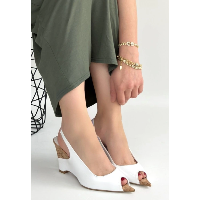 Nemba Beyaz Rugan Dolgu Topuk Ayakkabı