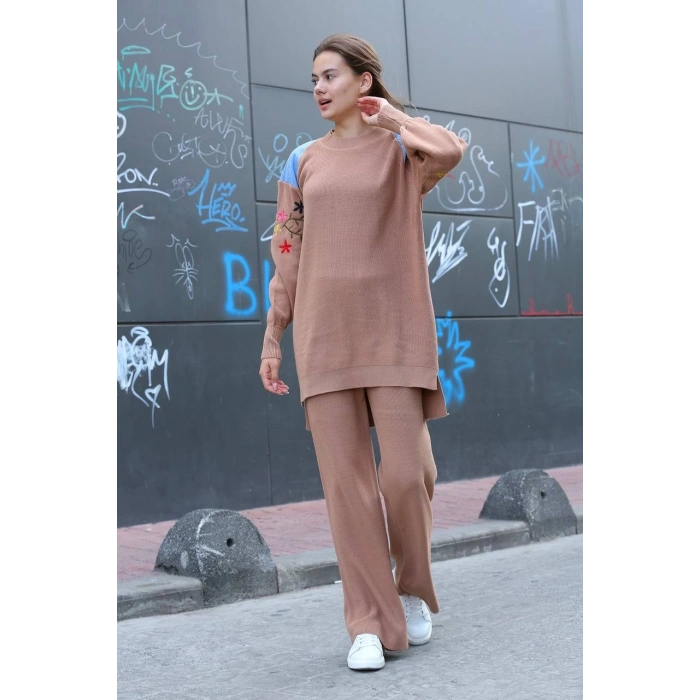 Omuz detaylı kol nakışlı ikili alt üst triko takım vizon