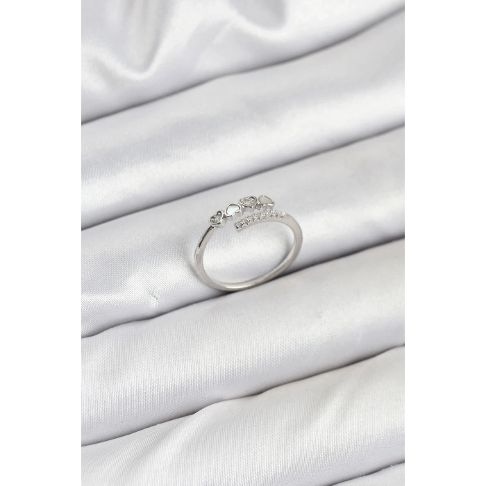 Pirinç Gümüş Renk Kalpli Detaylı Zirkon Taşlı Kadın Yüzük