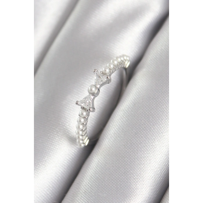 Pirinç Gümüş Renk Zirkon Taşlı Kurdele Model İnci Detay Kadın Yüzük