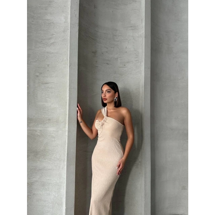 Tek omuz pliseli elbise