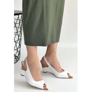 Nemba Beyaz Rugan Dolgu Topuk Ayakkabı