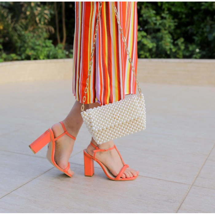 Uzun zincir kollu kapaklı inci çanta beyaz