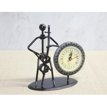 Metal Saatli Keman Çalan Müzisyen