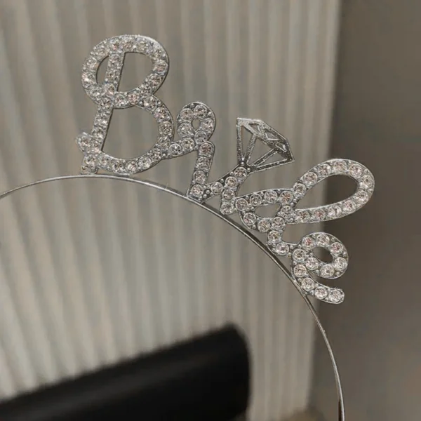 Nessiworld Gümüş Renkli Taşlı “Bride” Gelin Tacı – El Yazısı Yazı Tipiyle