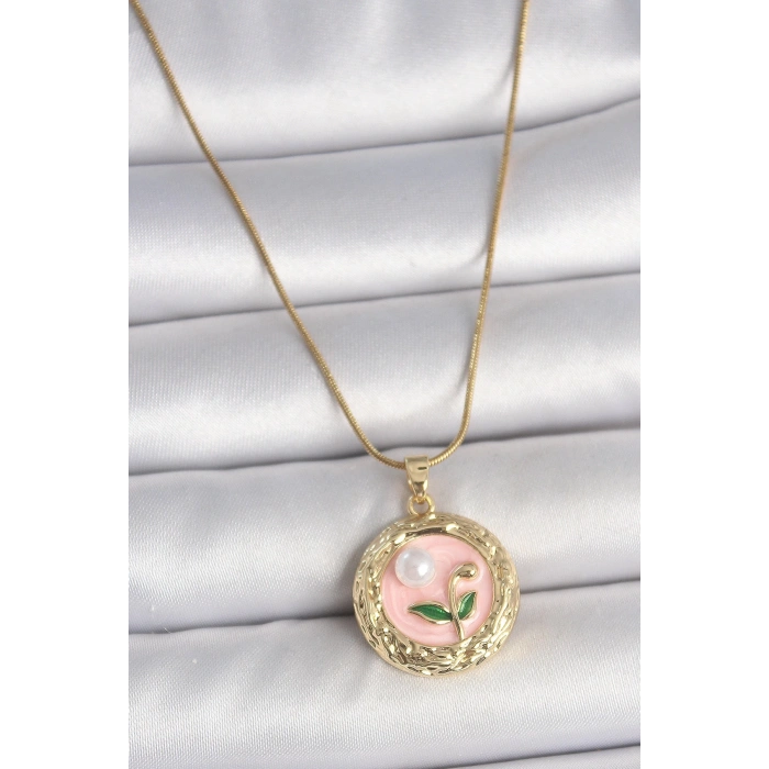 316L Çelik Gold Renk Zincir Pembe Çiçek İşlemeli inci Detay Portre Model Kadın Kolye