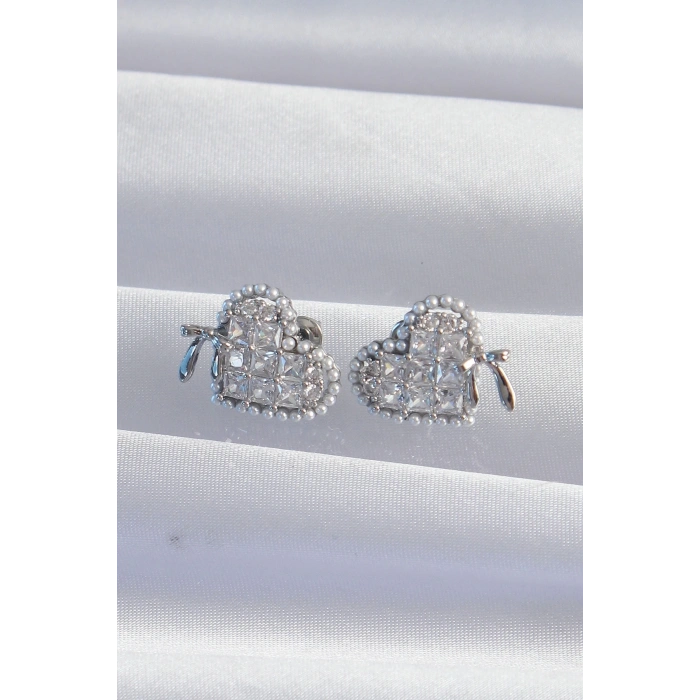 Pirinç Gümüş Renk Fiyonk Detay İncili Zirkon Taşlı Kalp Küpe