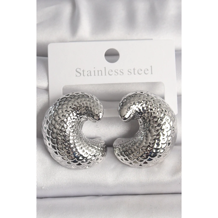 Pirinç Gümüş Renk Yılan Sırtı İşlemeli Yarım Halka Model Kadın Küpe