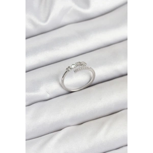 Pirinç Gümüş Renk Kalpli Detaylı Zirkon Taşlı Kadın Yüzük