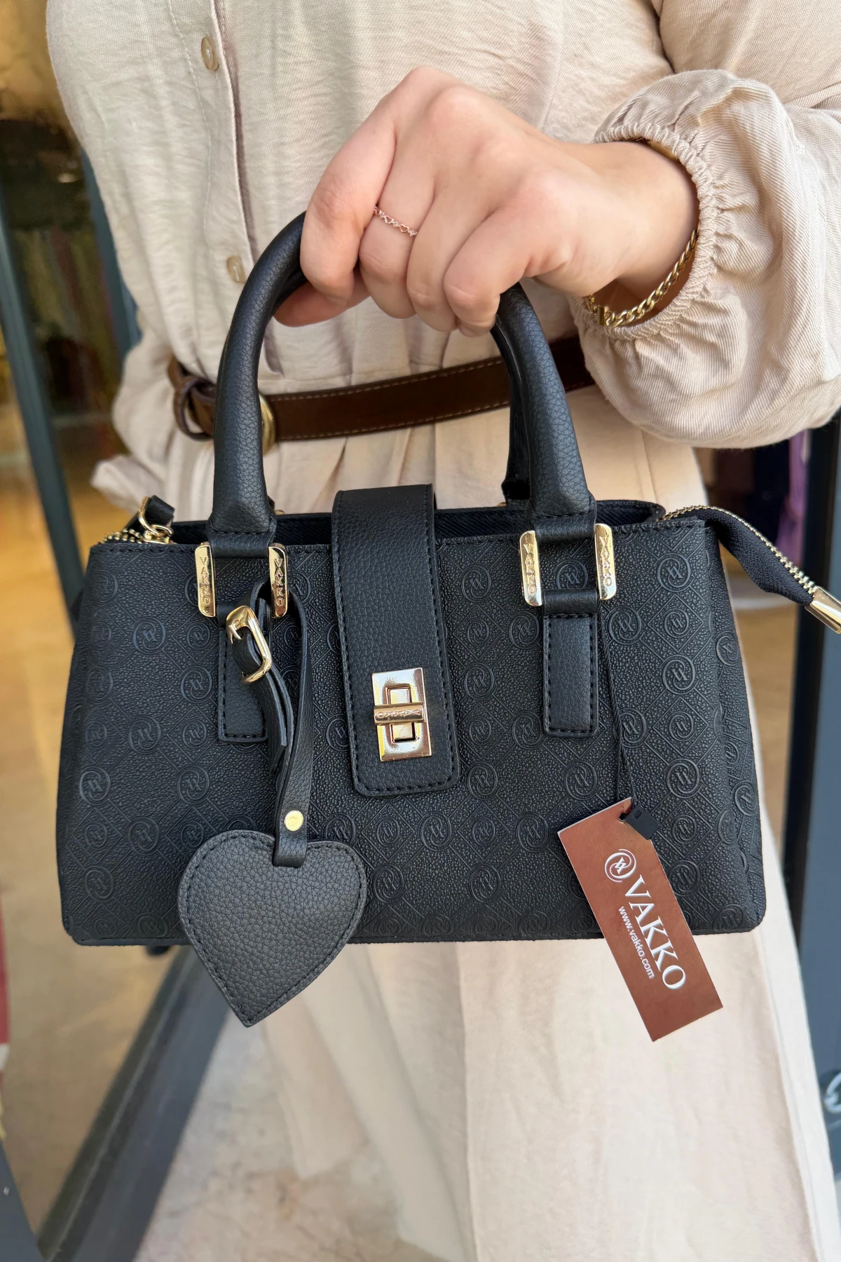 VKKO KLİPSLİ KALPLİ MONOGRAM ÇANTA