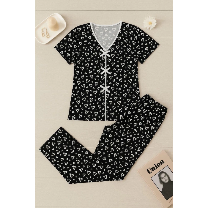 Kadın Siyah Beyaz Kalp Desenli Fiyonklu Kısa Kollu Pijama Takımı